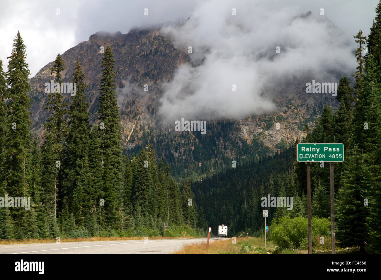 La Ruta Estatal 20 en pase de lluvias en el norte de las Montañas Cascade, en Washington, EE.UU.. Foto de stock