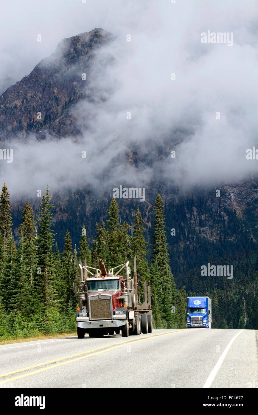 La Ruta Estatal 20 en pase de lluvias en el norte de las Montañas Cascade, en Washington, EE.UU.. Foto de stock