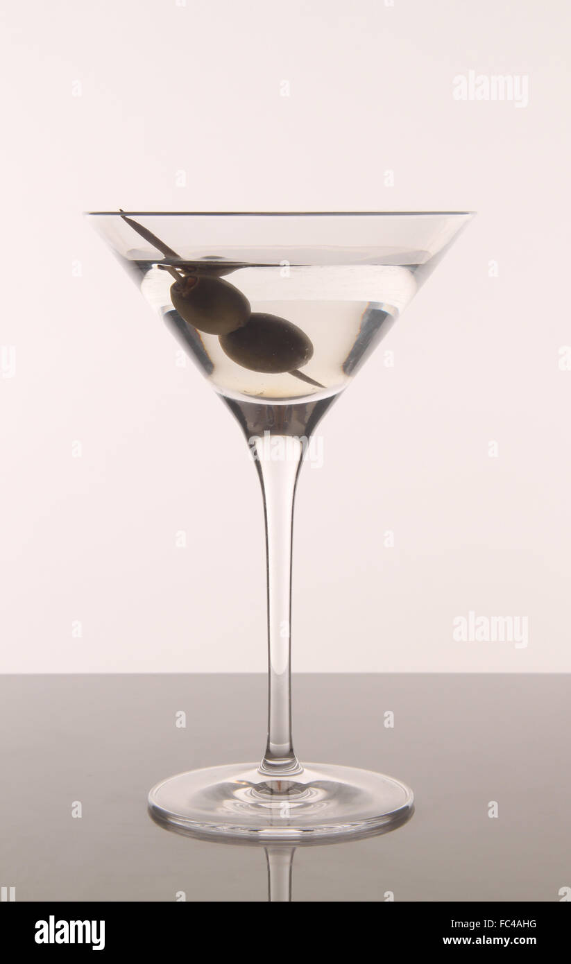 Martini con dos aceitunas Foto de stock
