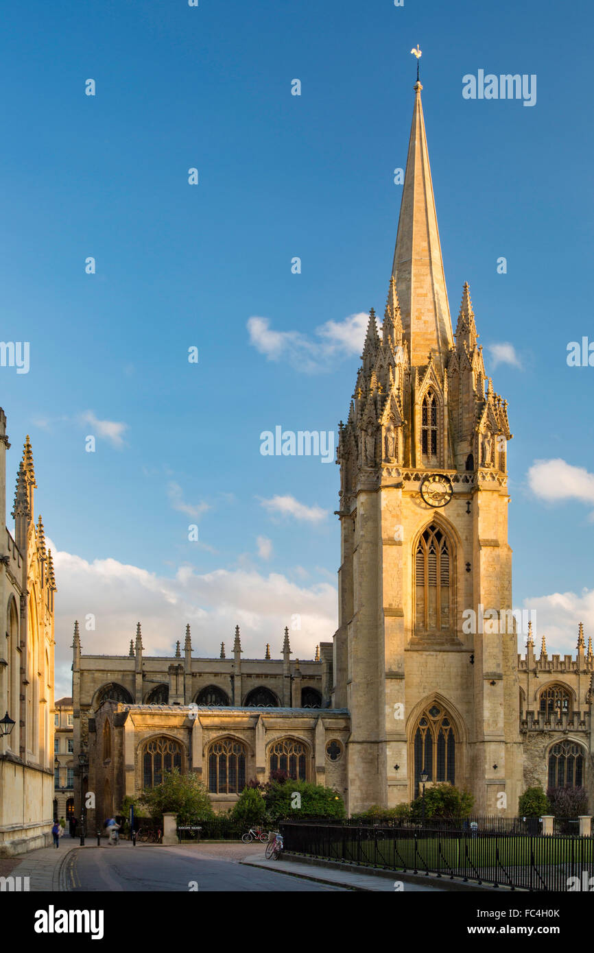 Por la noche la luz solar a través de la Iglesia de la Universidad de Santa María la Virgen, Oxford, Oxford, Inglaterra Foto de stock
