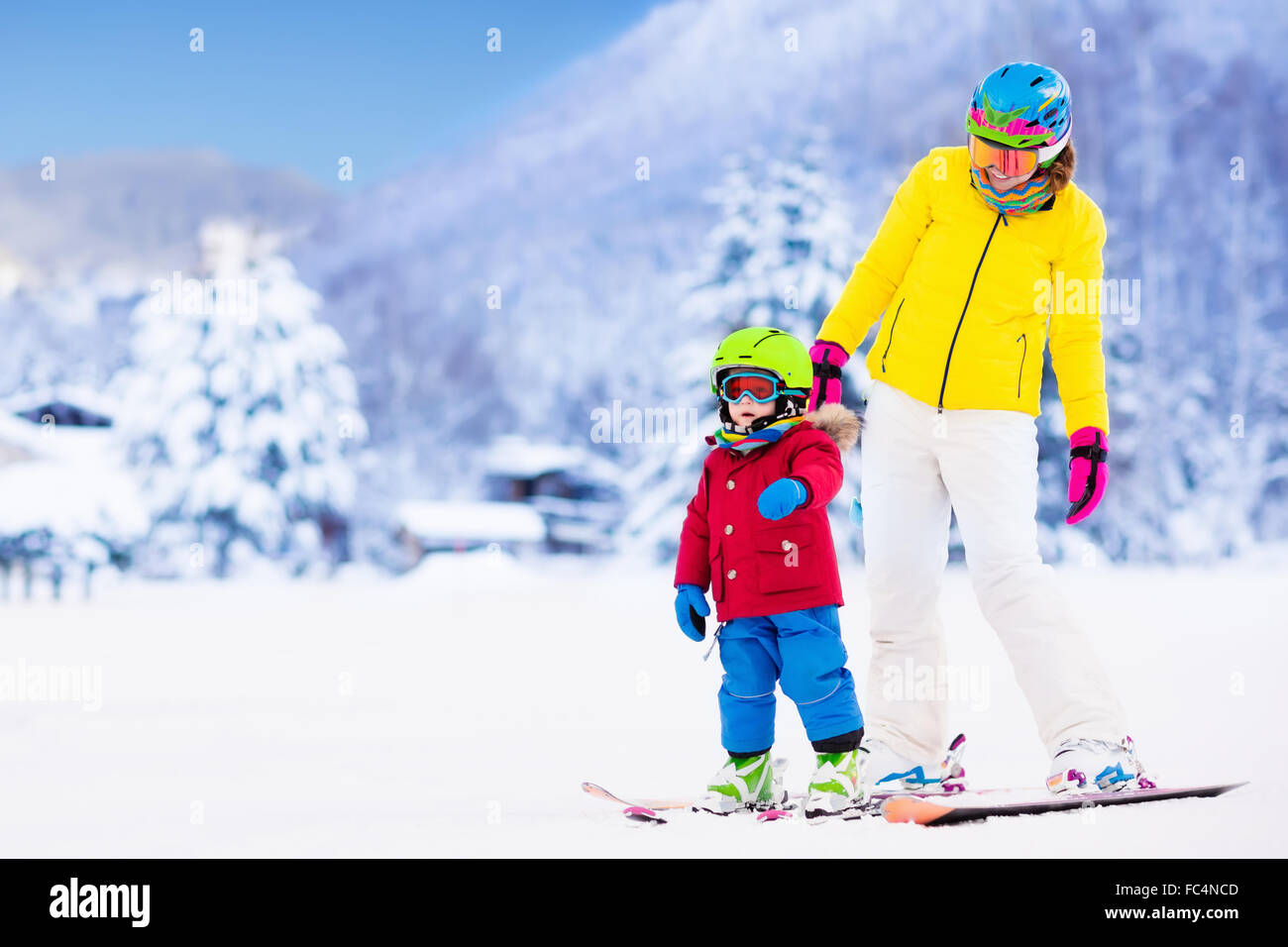 Mujer Joven En Mono De Nieve Rosado Con Las Gafas Del Esquí Foto de archivo  - Imagen de recurso, mentira: 86121990