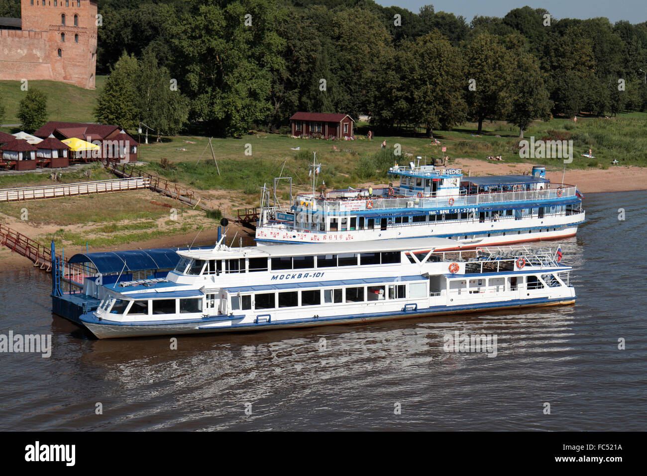 Cruceros turísticos sobre el río Volkhov en Veliky Novgorod Novgorod, Rusia. Foto de stock