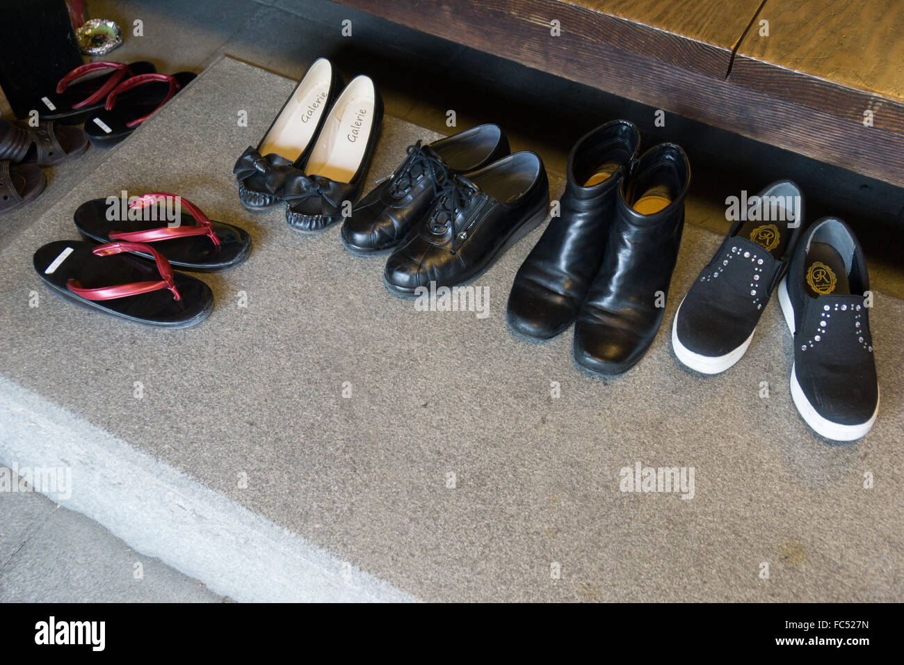 Los zapatos en un restaurante en Japón Foto de stock