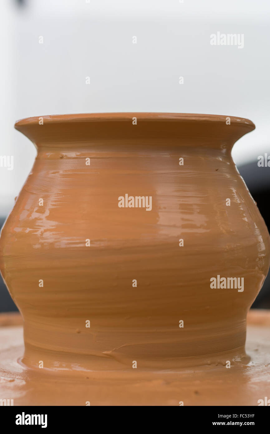 Olla de barro con forma en un torno de alfarero Fotografía de stock - Alamy