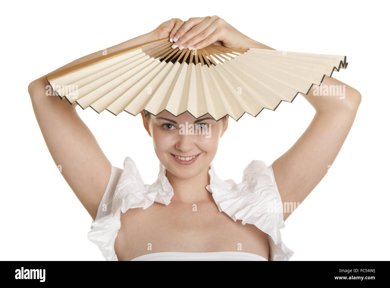 Mujer joven mantiene el ventilador sobre la cabeza Fotografía de stock -  Alamy