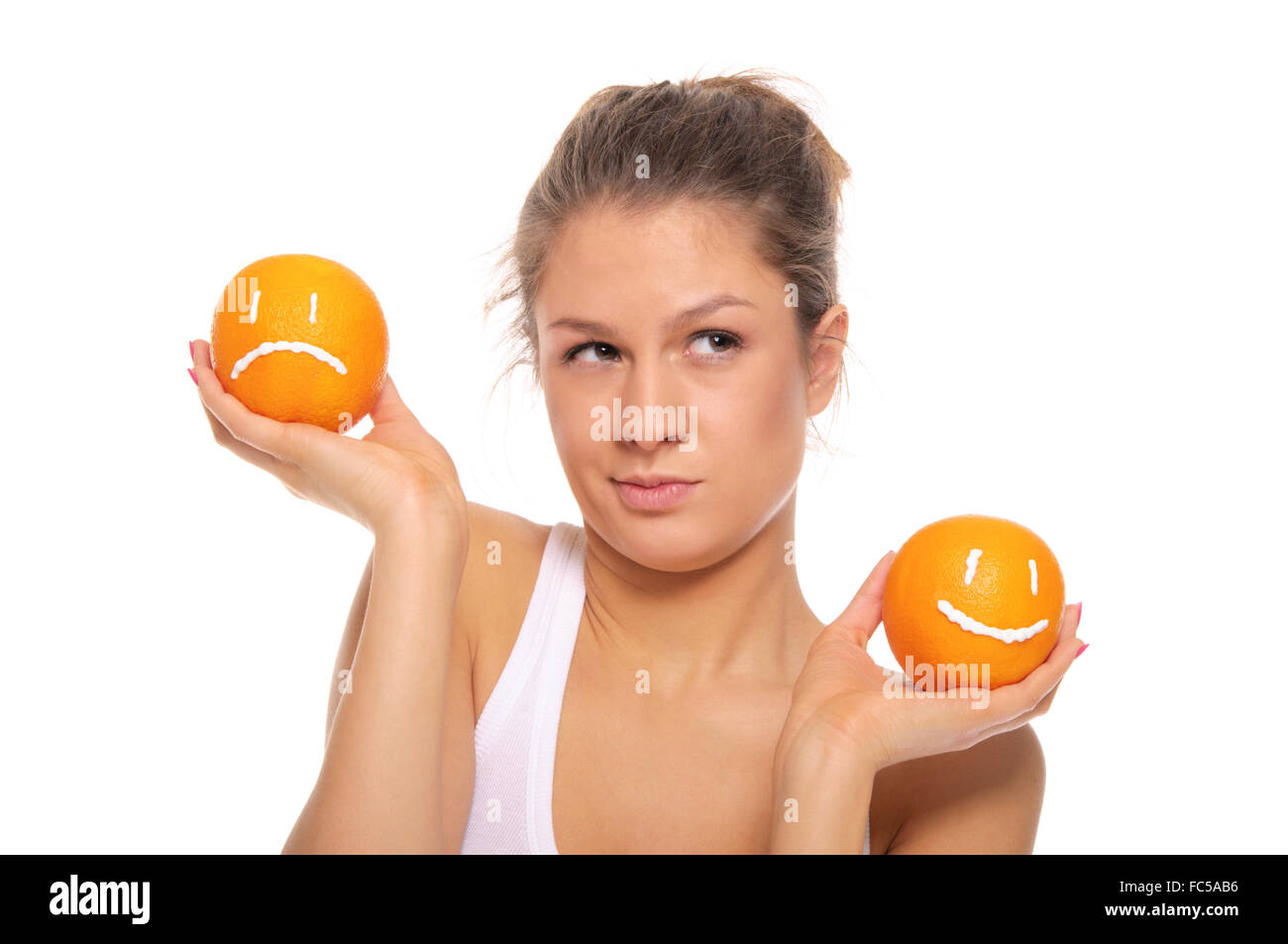 Mujer con dos naranjas diferentes emociones Foto de stock
