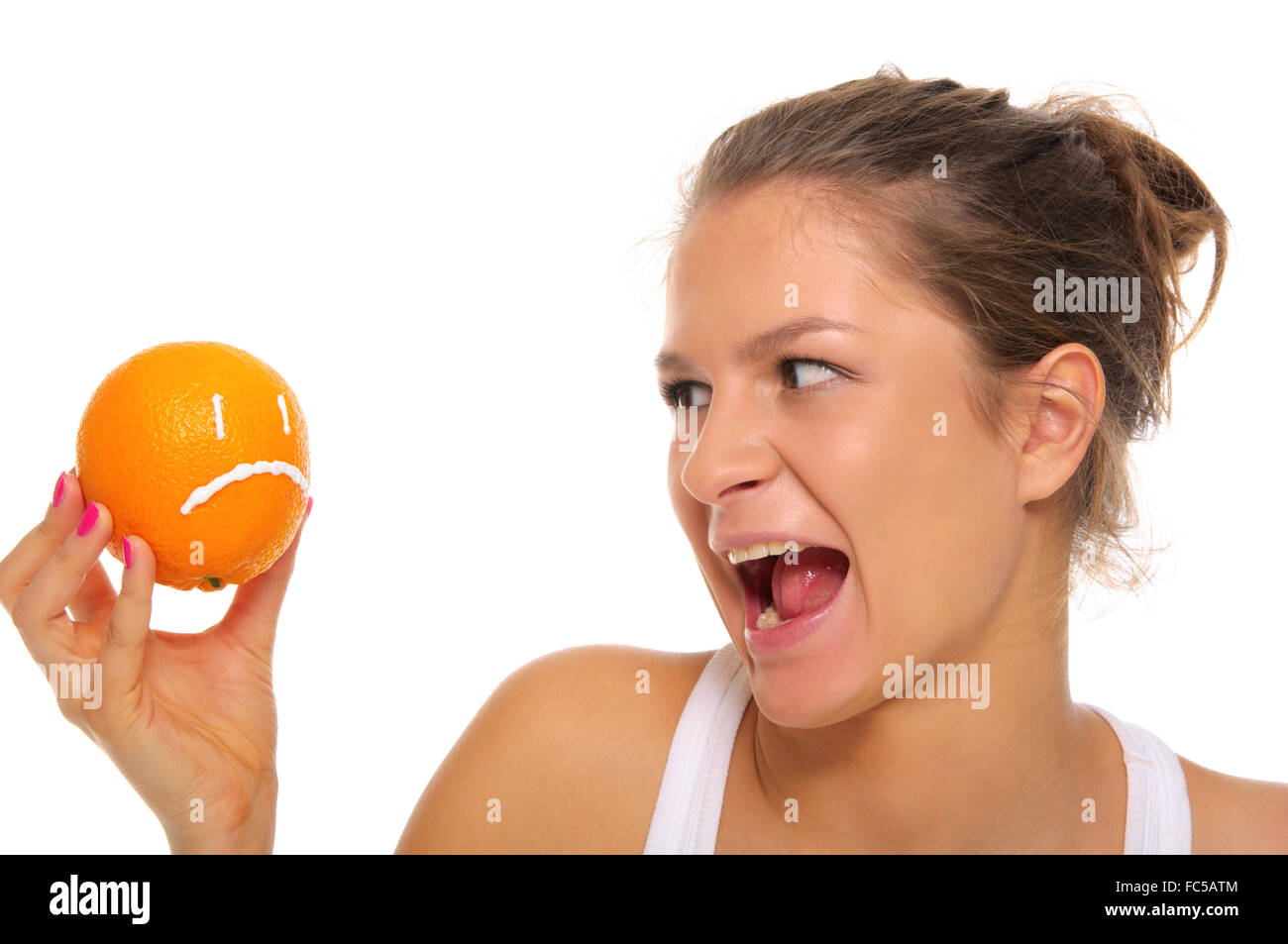 Mujer sostiene naranja con insulto Foto de stock