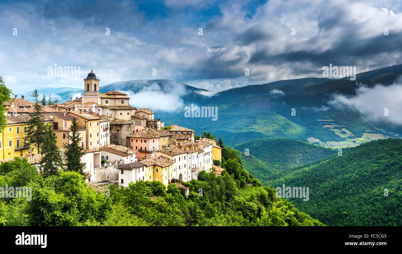 Abeto pequeña ciudad con hermosas vistas de las montañas y barrancos en Umbría, Italia Foto de stock