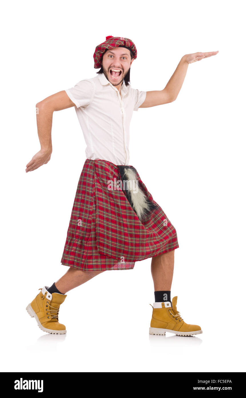 Un hombre joven con una falda escocesa de cuero y una blusa blanca