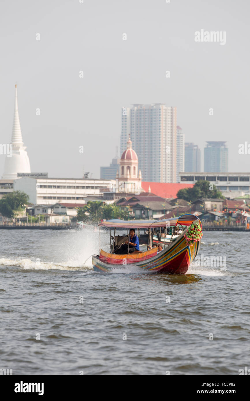 Bote de cola larga en el río Chao Phraya, Bangkok, Tailandia, Asia Foto de stock