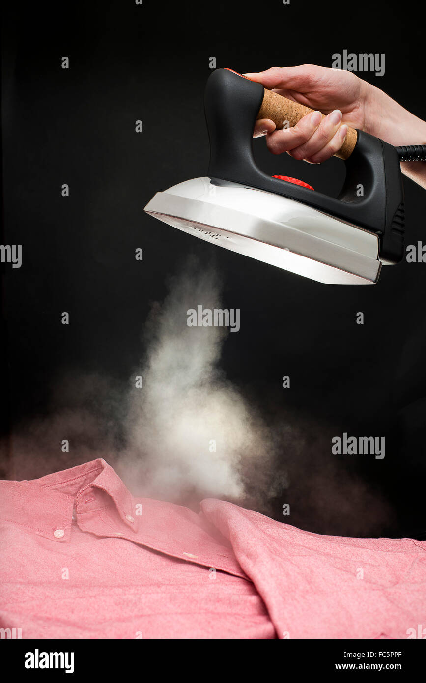 Prensa de vapor para la ropa fotografías e imágenes de alta resolución -  Alamy