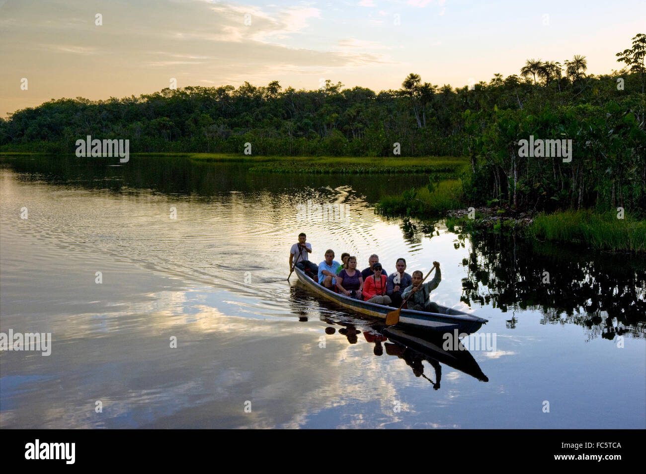 Personas que viajan en canoa en el río Amazonas en Ecuador, América del Sur Foto de stock