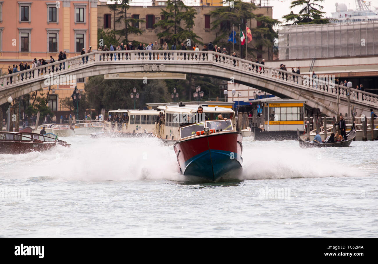 Bomberos speedboat, Grand Canal de Venecia, Italia Foto de stock