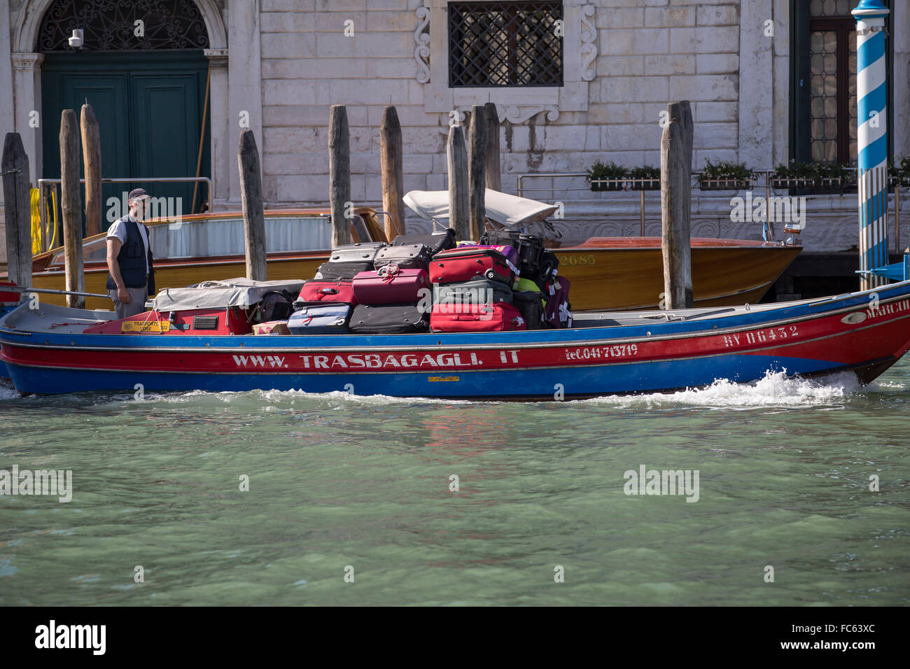 Barco de equipaje en el Grand Canal de Venecia, Italia Foto de stock