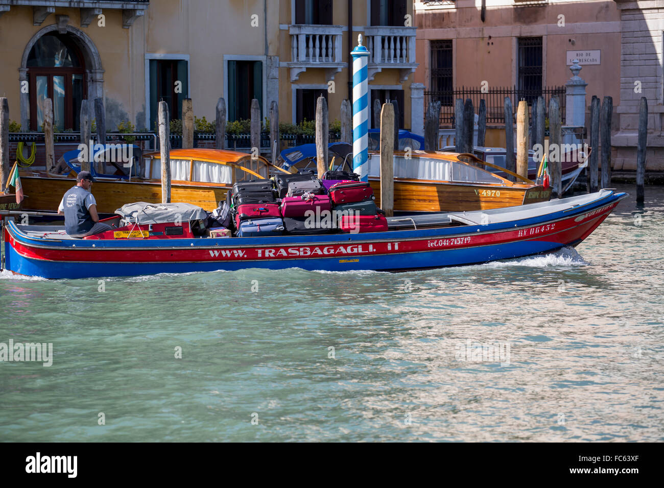 Barco de equipaje en el Grand Canal de Venecia, Italia Foto de stock