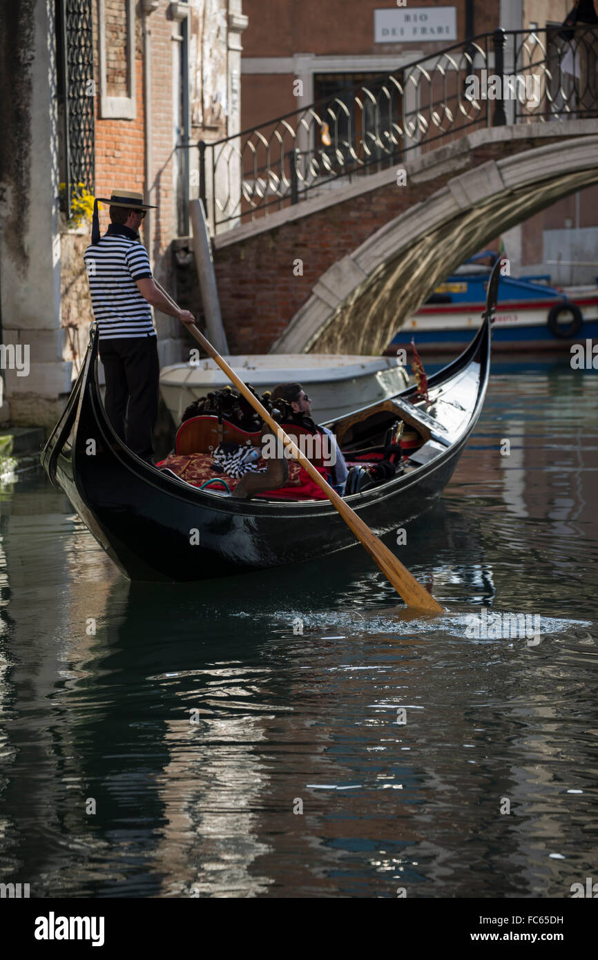 La góndola en canal, Venecia, Italia Foto de stock