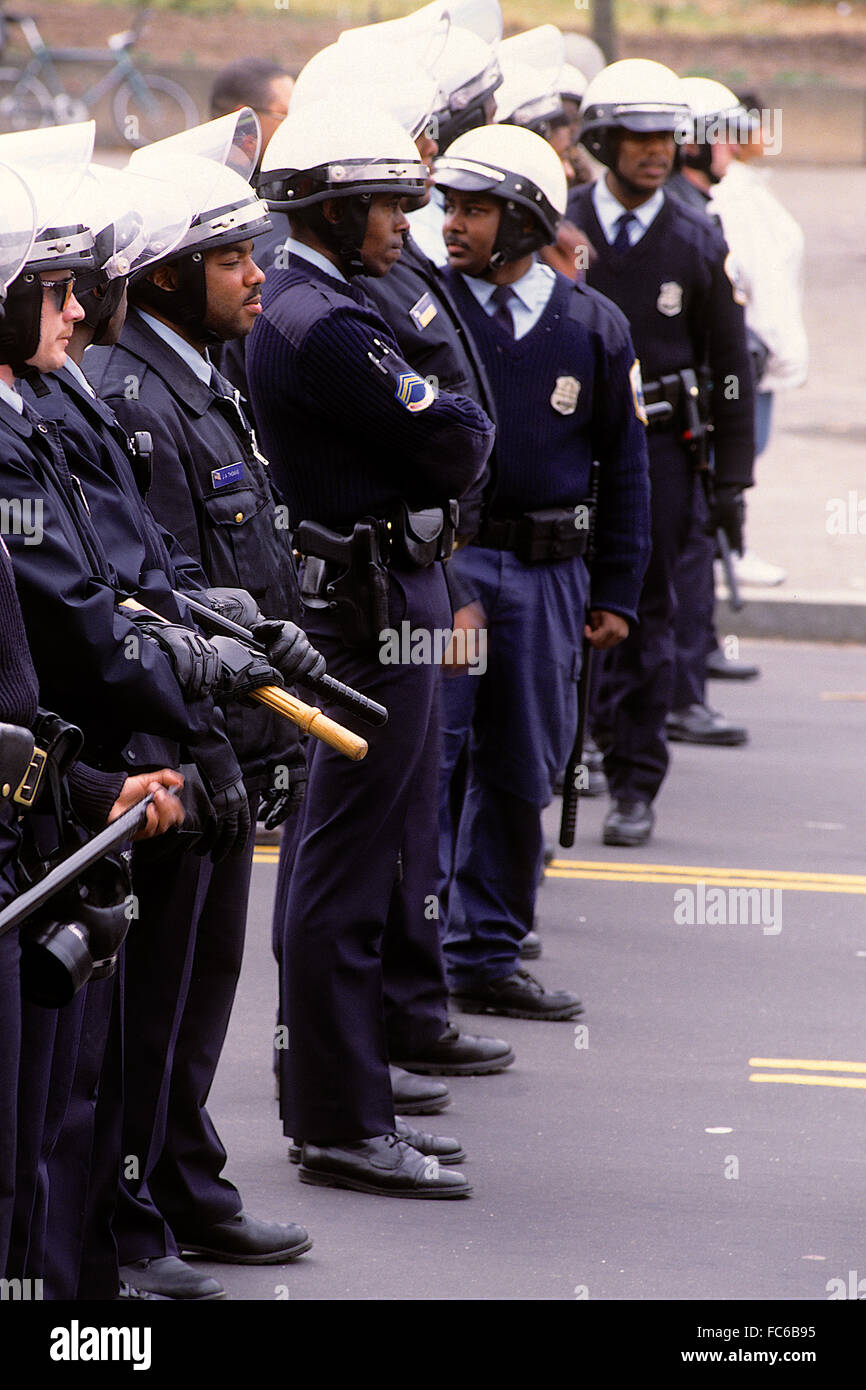 Washington, DC, USA, 1996 DC. La desobediencia civil de policía (CDU squad) líneas arriba fuera de la Universidad del Distrito de Columbia durante una protesta estudiantil. Crédito: Mark Reinstein Foto de stock