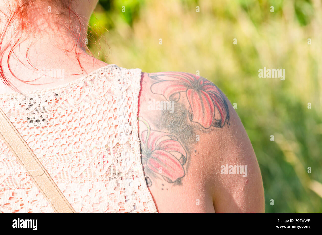 Mujer con flores tatuaje Foto de stock