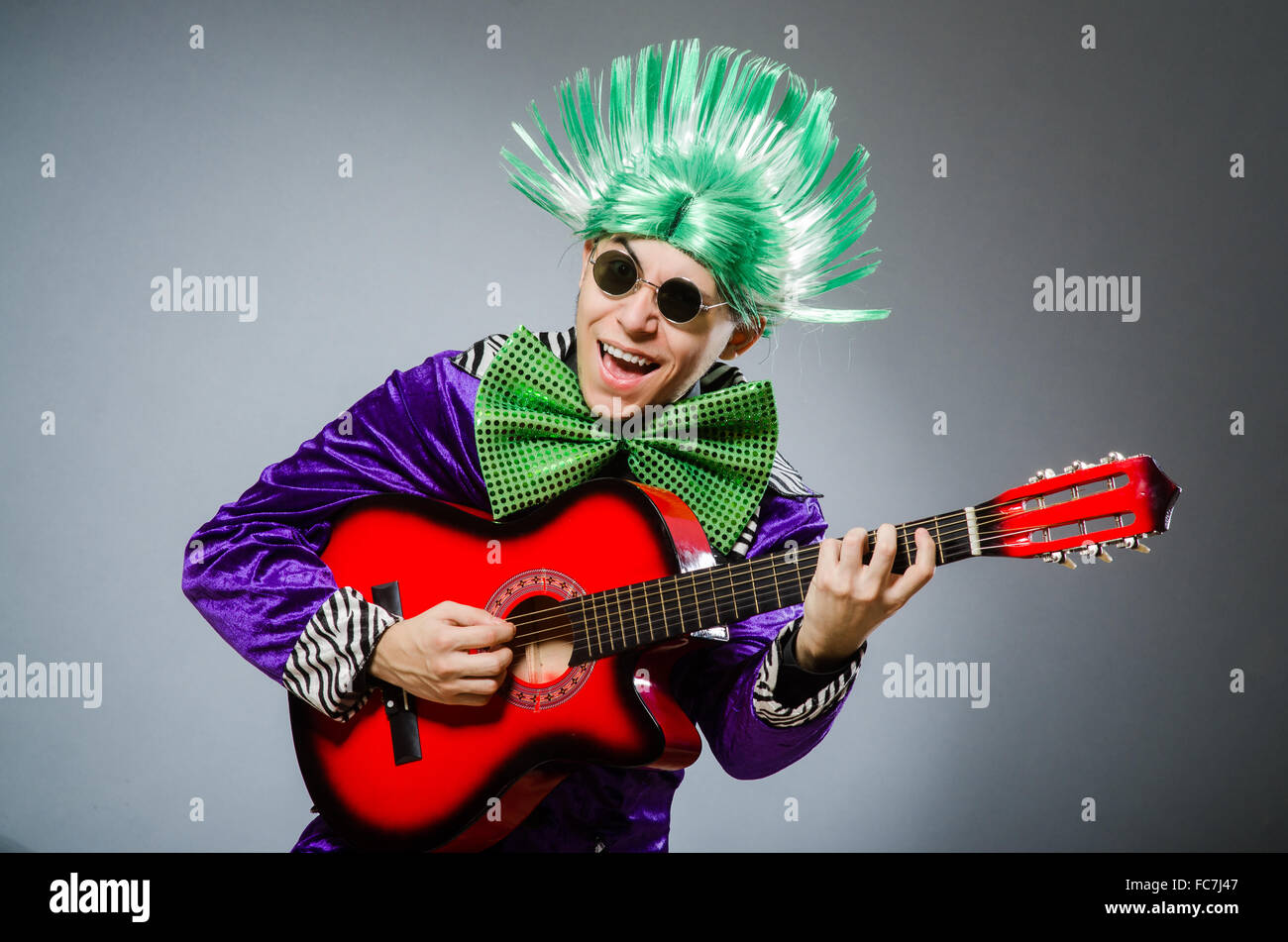 Gracioso hombre tocando la guitarra en concepto musical Fotografía de stock  - Alamy