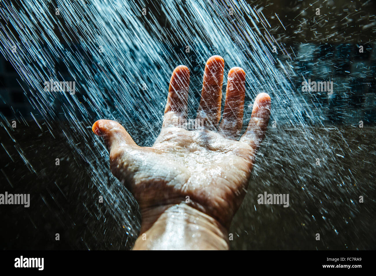 Hombre caucásico mano lavado bajo el agua. Foto de stock