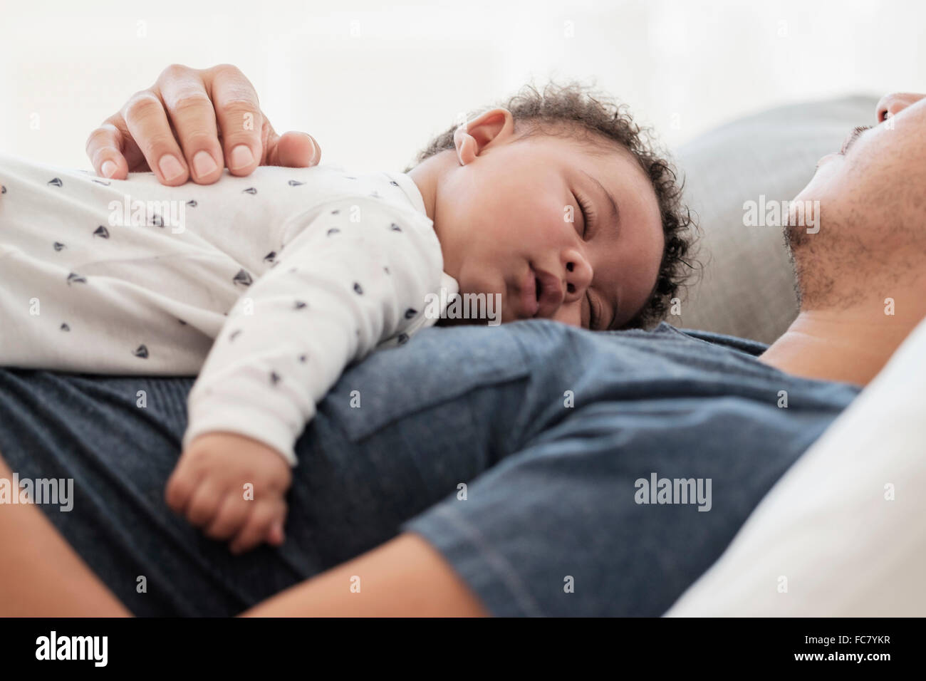 Padre Hijo Durmiendo En Casa Fotos E Imagenes De Stock Alamy Padre Hijo Durmiendo En Casa Fotos E Imagenes De Stock Alamy