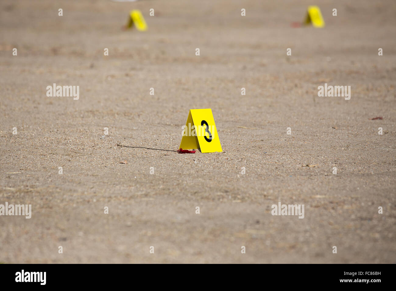 Etiqueta de número de pruebas de color amarillo en la escena del crimen con coche bomba Foto de stock