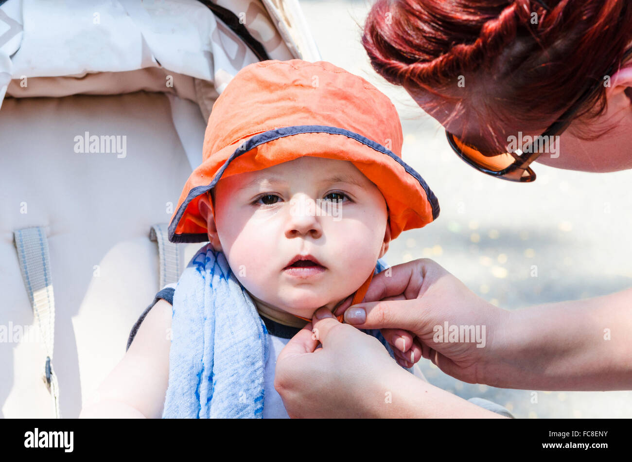 Bebé con tapa naranja Foto de stock
