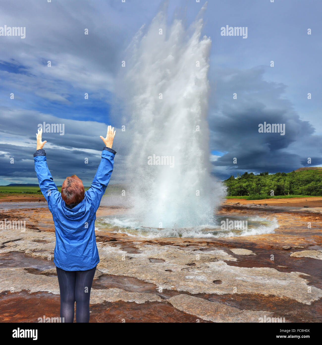 Mujer - turist encantado geyser Foto de stock