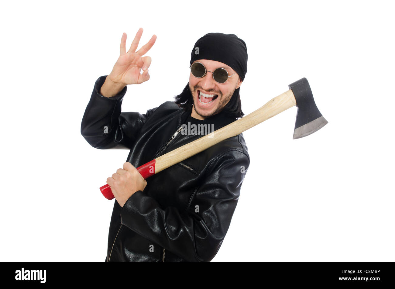 El hombre enojado con ax aislado en blanco Foto de stock