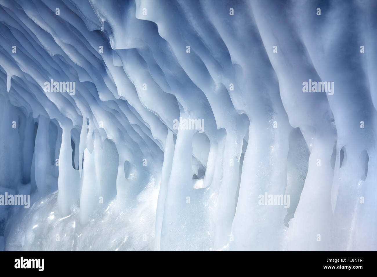 Carámbanos en la pared de la cueva de hielo Foto de stock