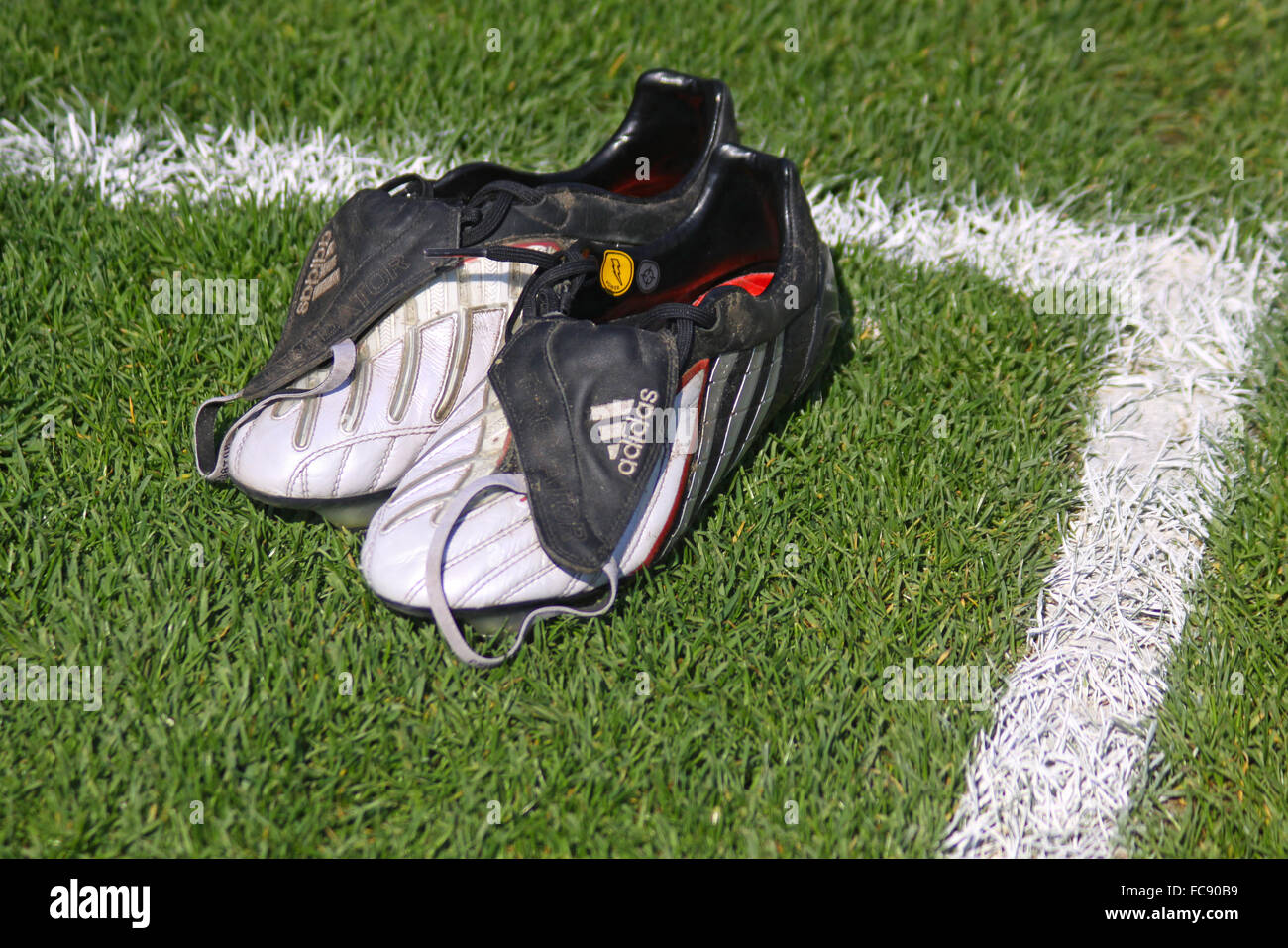 Par de botas de fútbol de adidas en el césped Foto de stock