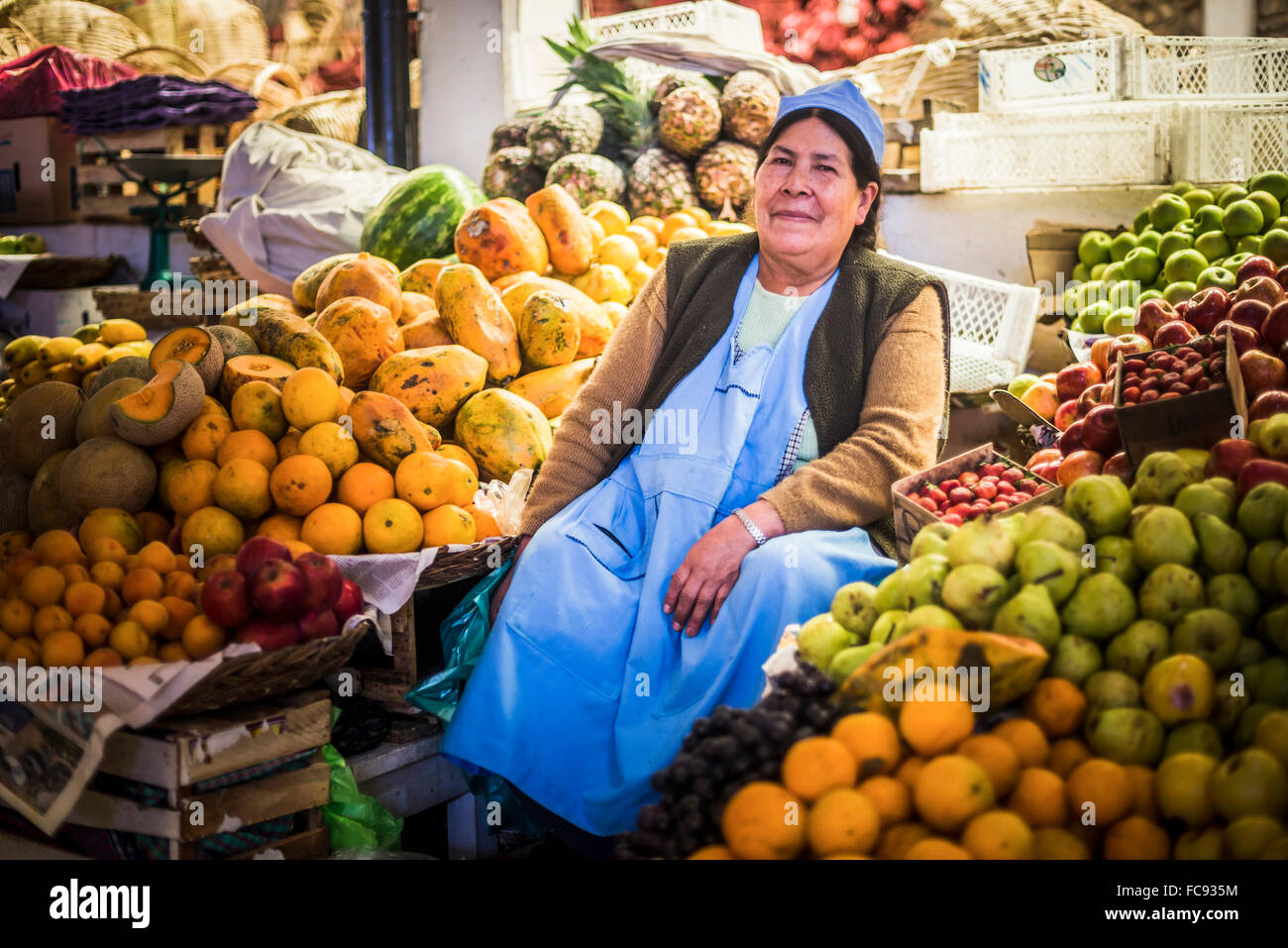 Retrato de un vendedor de frutas y verduras, el Mercado Campesino Campesino), Sucre, Bolivia, América del Sur Foto de stock