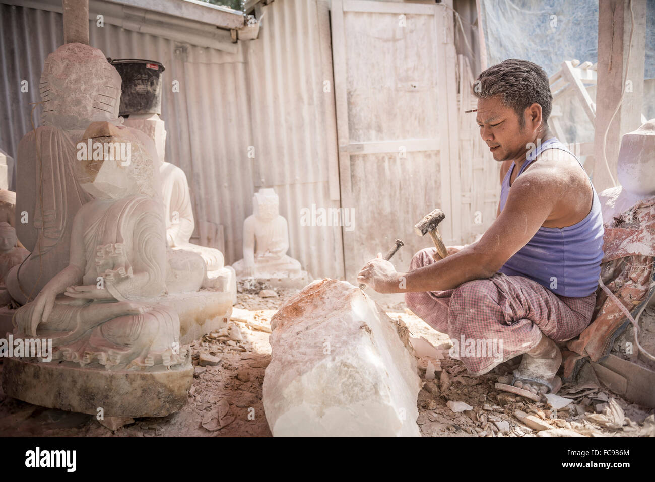 Empezando a tallar una imagen de Buda, Mandalay, región de Mandalay, Myanmar (Birmania), Asia Foto de stock