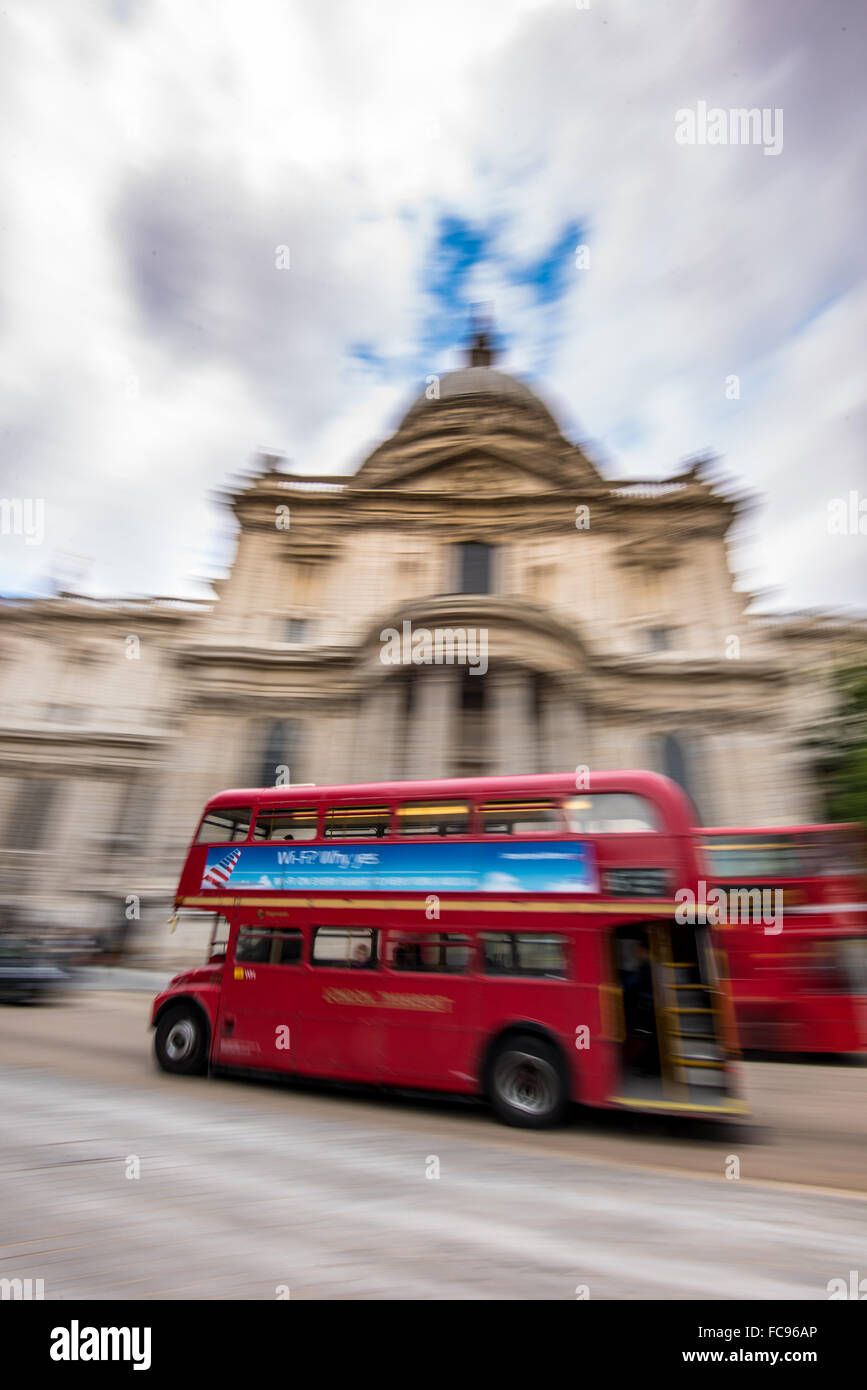 Bus de Londres pasando por la Catedral de St. Paul, de la ciudad de Londres, Inglaterra, Reino Unido, Europa Foto de stock