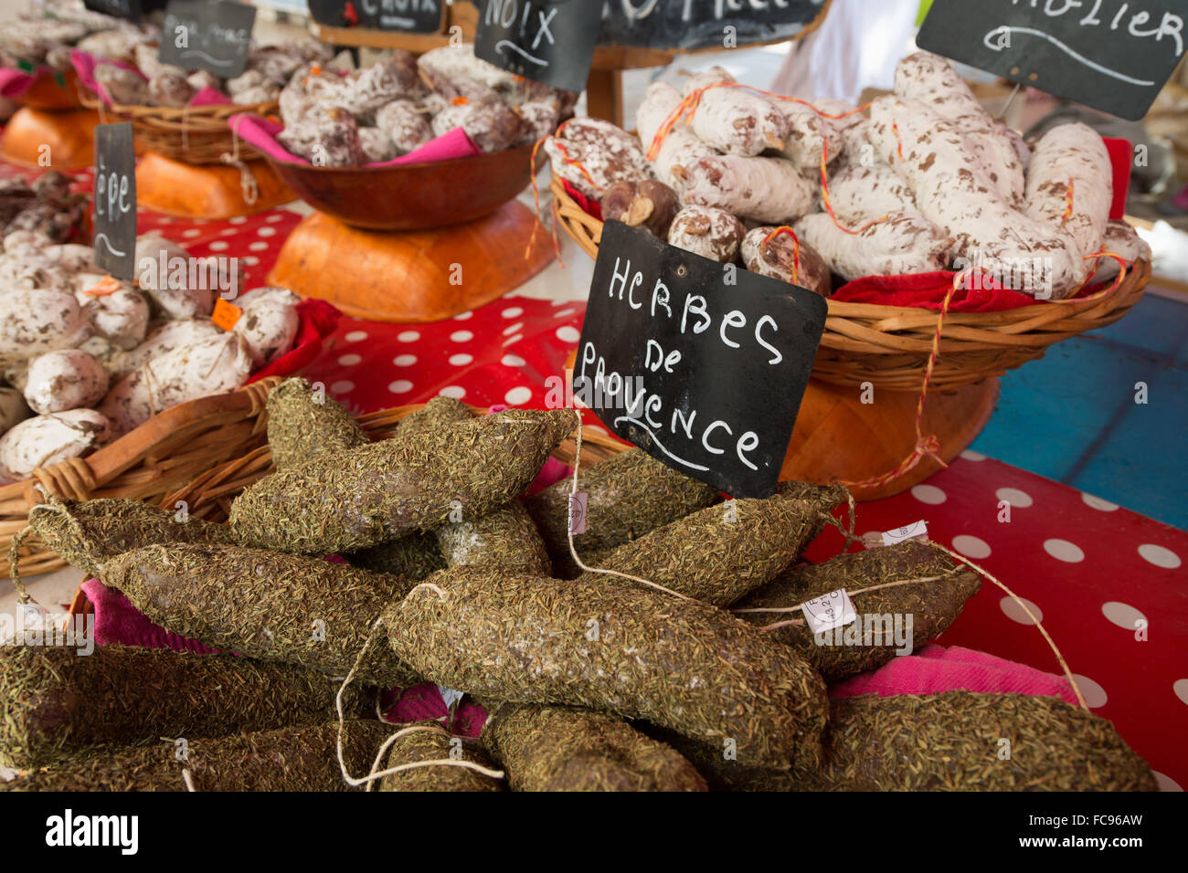 Embutidos tradicionales para la venta en un mercado al aire libre en el centro histórico de la ciudad de Cassis, Provence, Francia, Europa Foto de stock