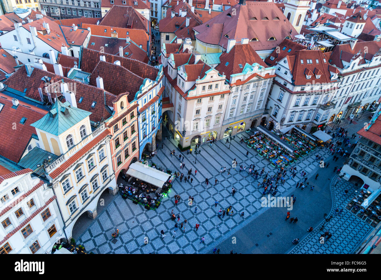 Mirando a la Plaza de la ciudad vieja, Patrimonio Mundial de la UNESCO, Praga, República Checa, Europa Foto de stock