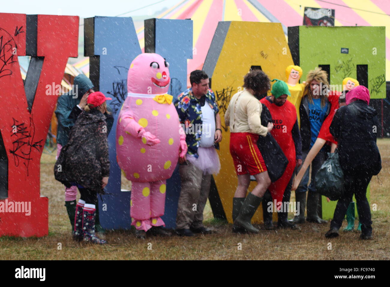 Los asistentes al festival tome parte en el día de disfraces en el festival de música y no en el Peak District de Derbyshire, Inglaterra Foto de stock