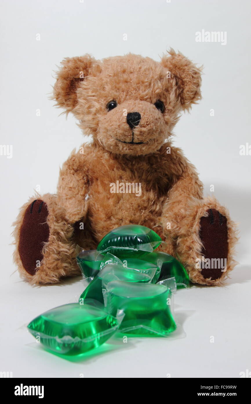 Un juguete infantil Teddy bear se sienta por detergente líquido biológico cápsulas - UK, 2015 Foto de stock