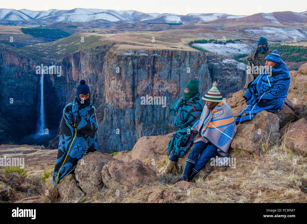 Pastores de ovejas locales convergen en los acantilados de Maletsunyane cae en la zona rural de Lesotho. Foto de stock