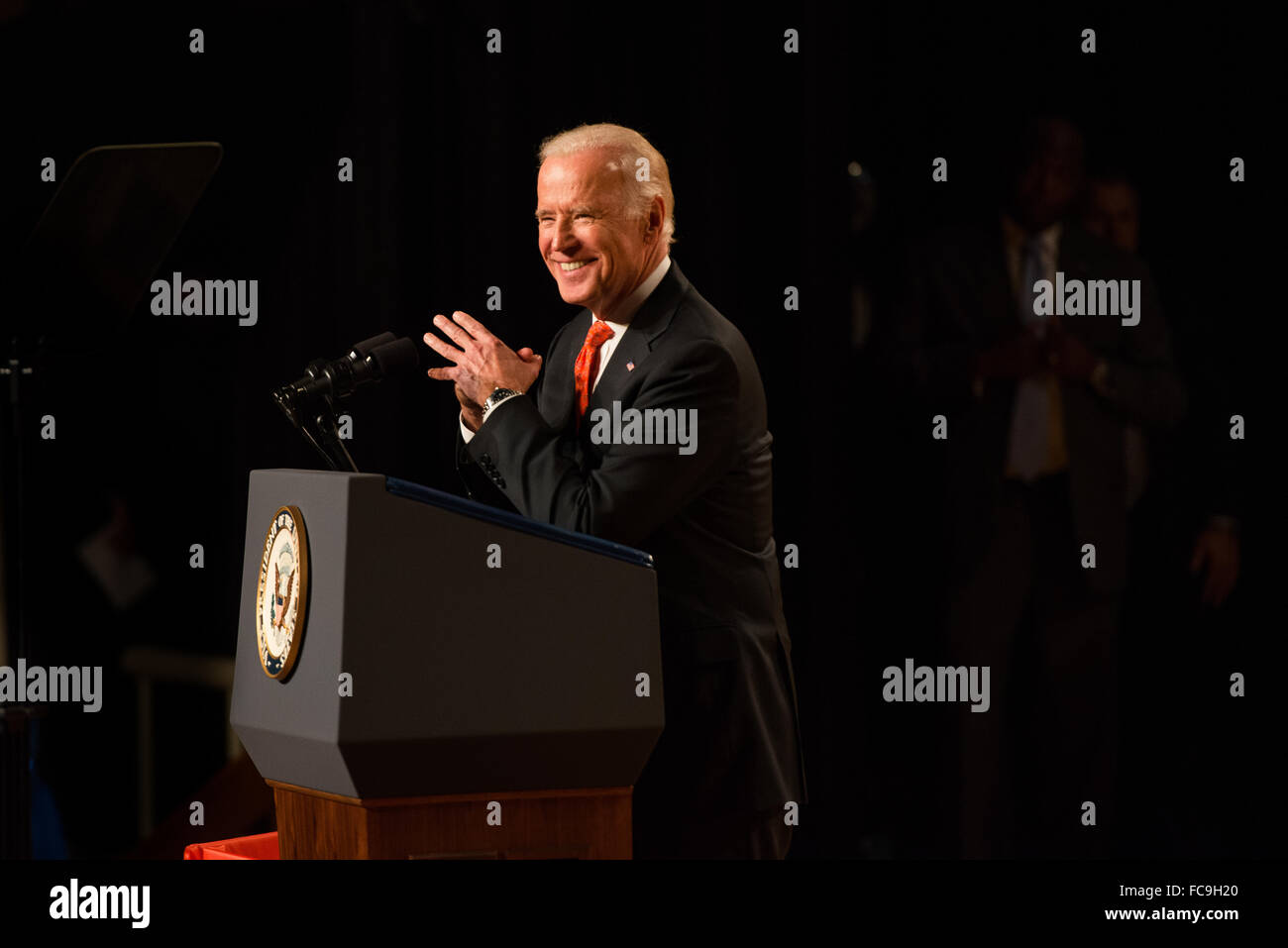 El Vicepresidente de los Estados Unidos Joe Biden habla a una multitud en el campus de la Universidad de Siracusa sobre agresiones sexuales. Foto de stock