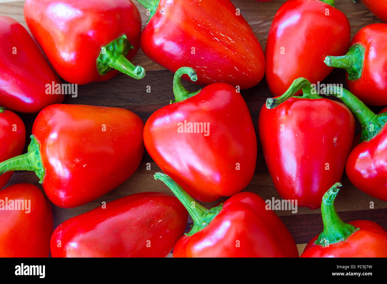 Poco de pimientos rojos de la casa y jardín. Foto de stock