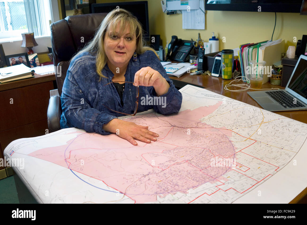 Paula Cracium, presidente de Porter Ranch Consejo Vecinal, señala que su oficina en un mapa de los 5 km de radio alrededor de la fuga de gas en personas que han sufrido los síntomas de la exposición a sustancias químicas, 19 de enero de 2016, Los Angeles, Estados Unidos. Foto de stock