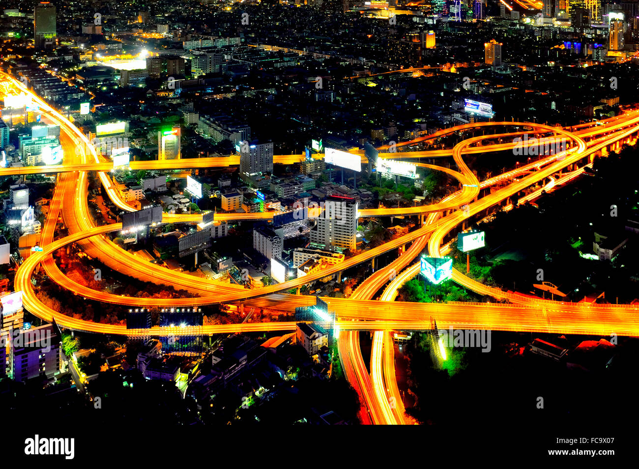 Sirat Expressway intercambio en el Huai Khwang distrito de Bangkok, Tailandia Foto de stock
