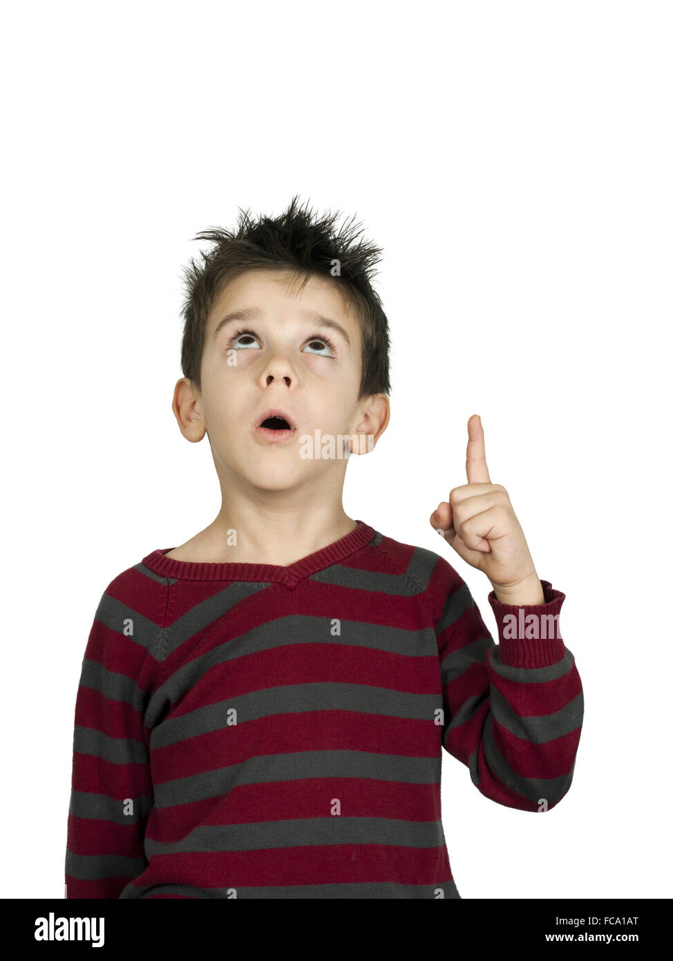 мальчишки в профиль. мальчик сидит и смотрит наверх. мальчик задрал голову вверх. ребенок смотрит наверх. задумчивый ребенок смотрящий вверх.