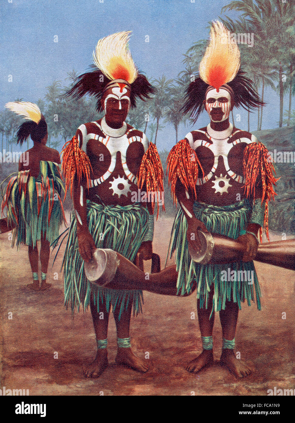 Los bailarines de la región del río Fly, Papua Nueva Guinea, Oceanía en el típico  traje tradicional. Después de un siglo xix ilustración Fotografía de stock  - Alamy