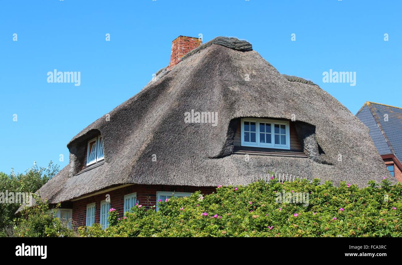 Casa de vacaciones con tejado de paja Foto de stock