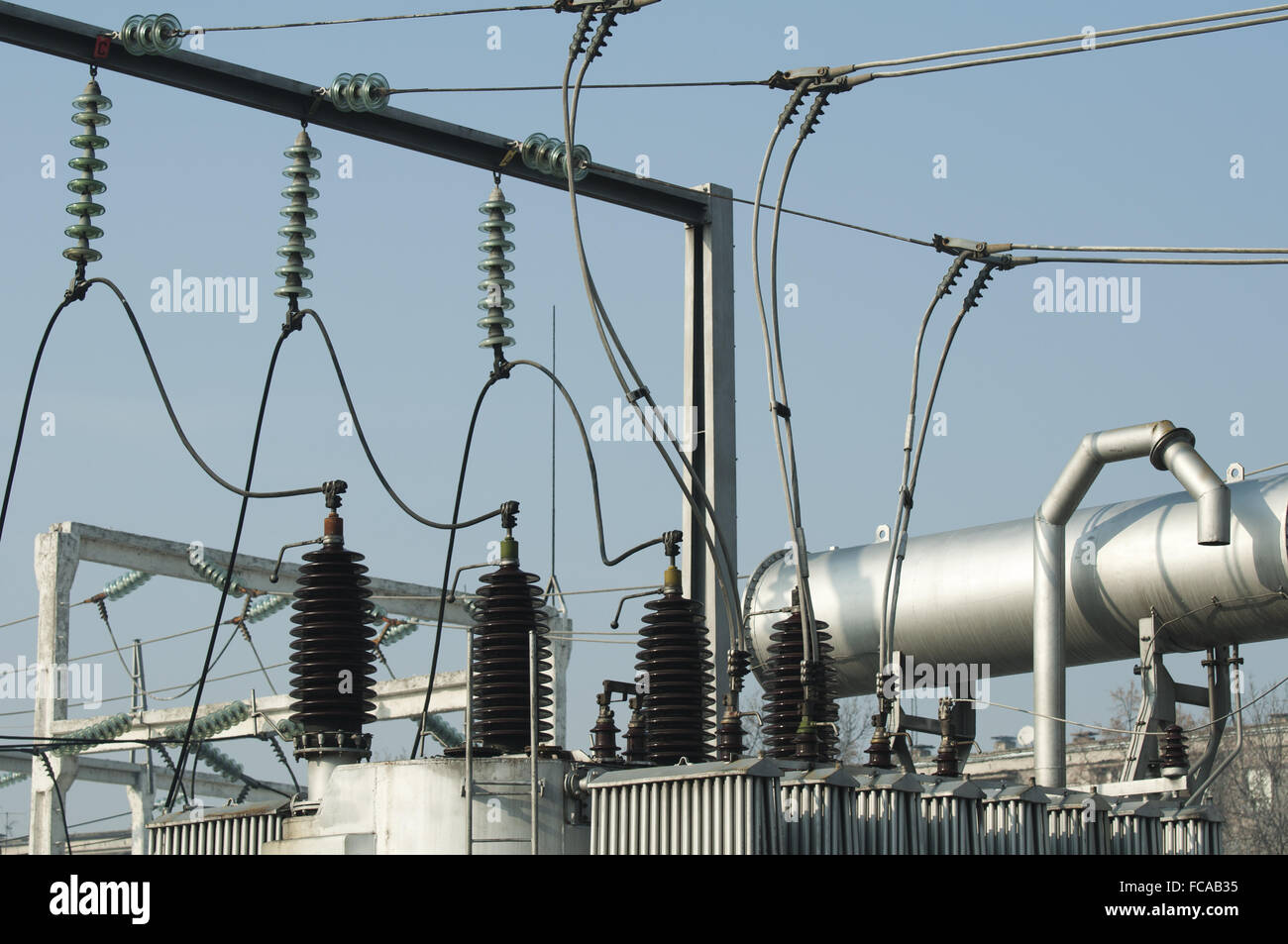 Los cables de alta tensión y transformadores Fotografía de stock Alamy