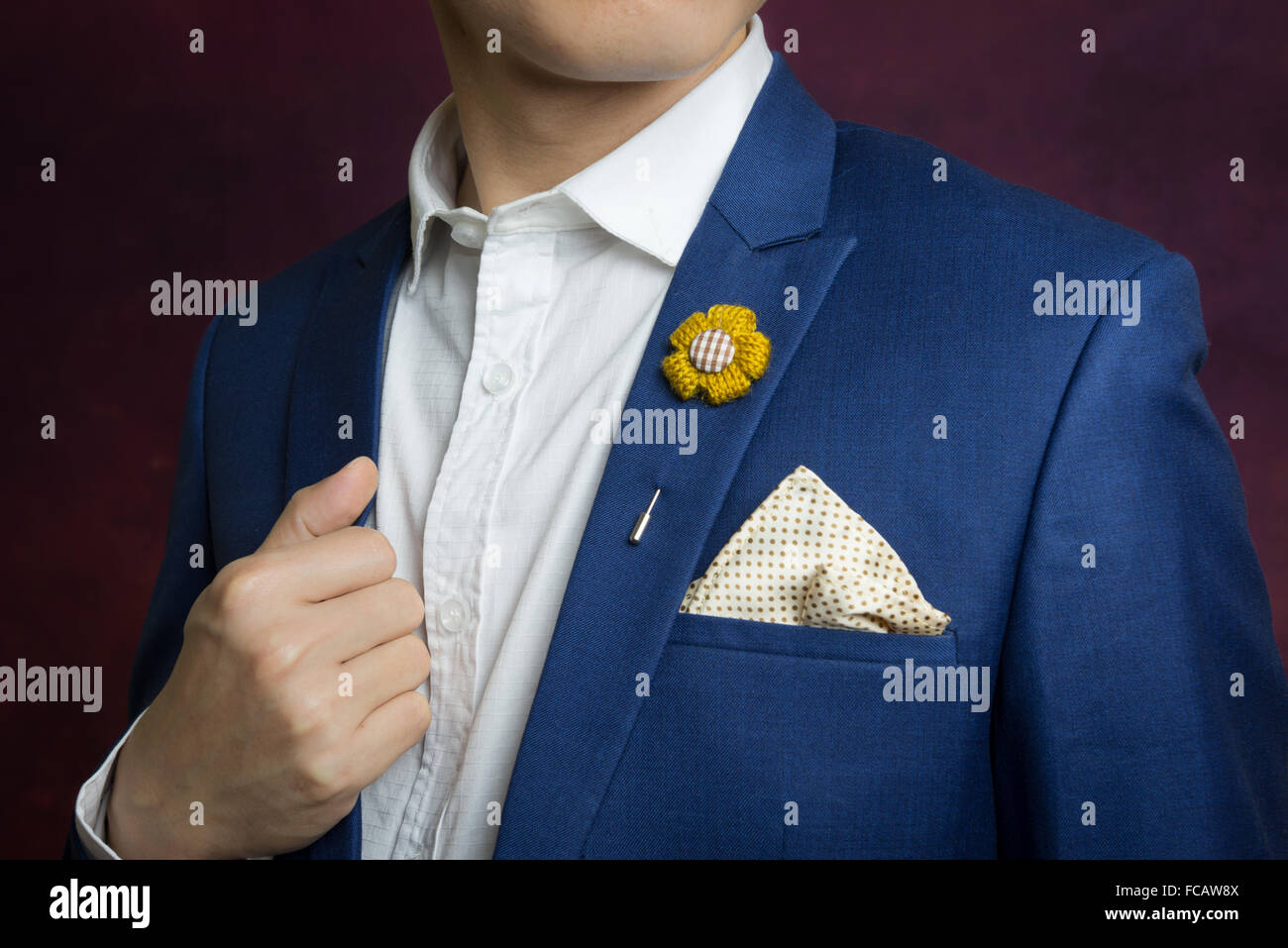 Hombre de traje azul con broche de flores, patrón de puntos y pañuelo,  cerrar Fotografía de stock - Alamy