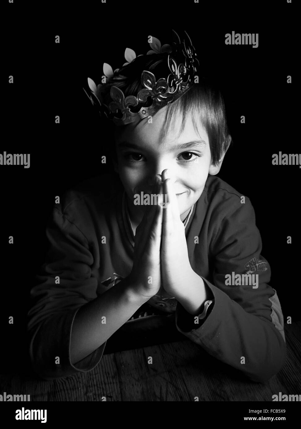 Retrato de niño usando Crown Foto de stock