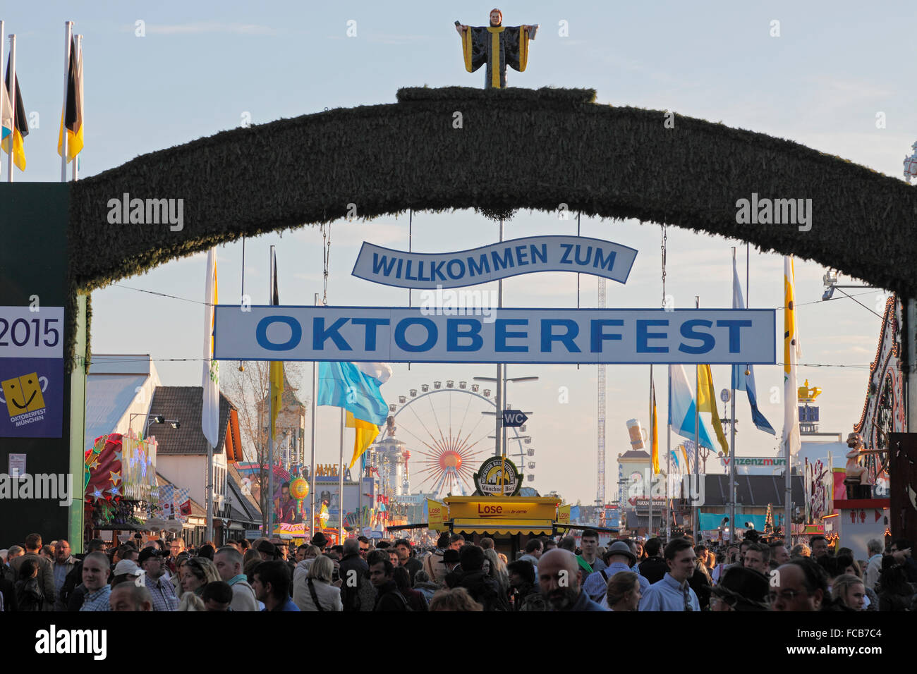 Entrada con signo positivo en el Oktoberfest en Munich, Alemania Fotografía  de stock - Alamy